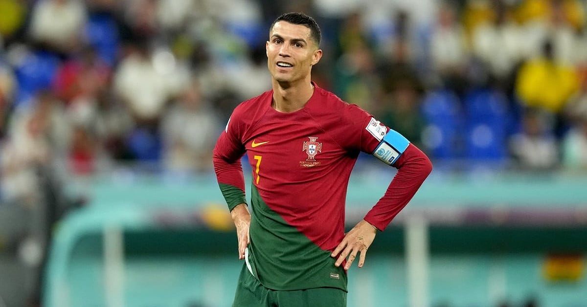 Cristiano Ronaldo sút bóng