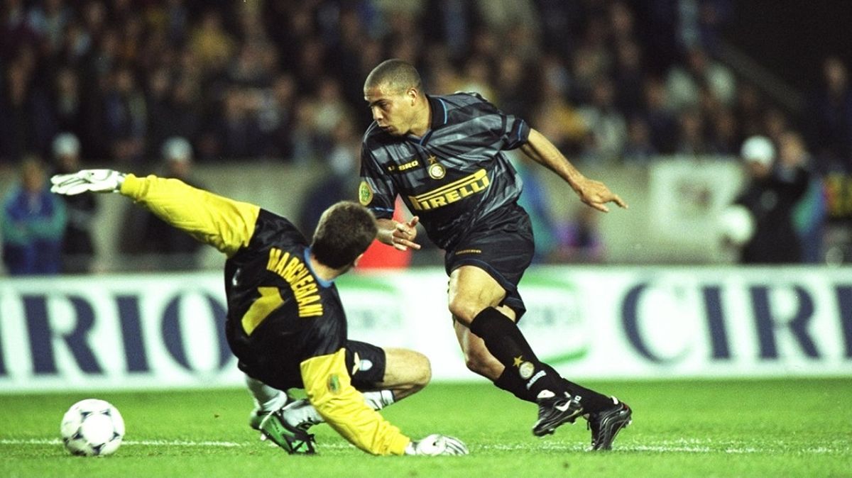 Ronaldo lừa qua thủ môn ghi bàn ở chung kết Cup UEFA 1998