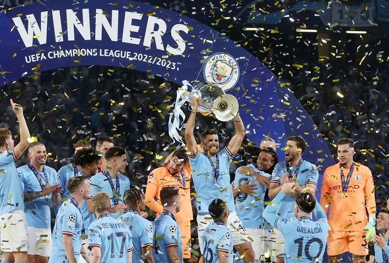 Tiền vệ Rodri nâng cup vô địch Champions League